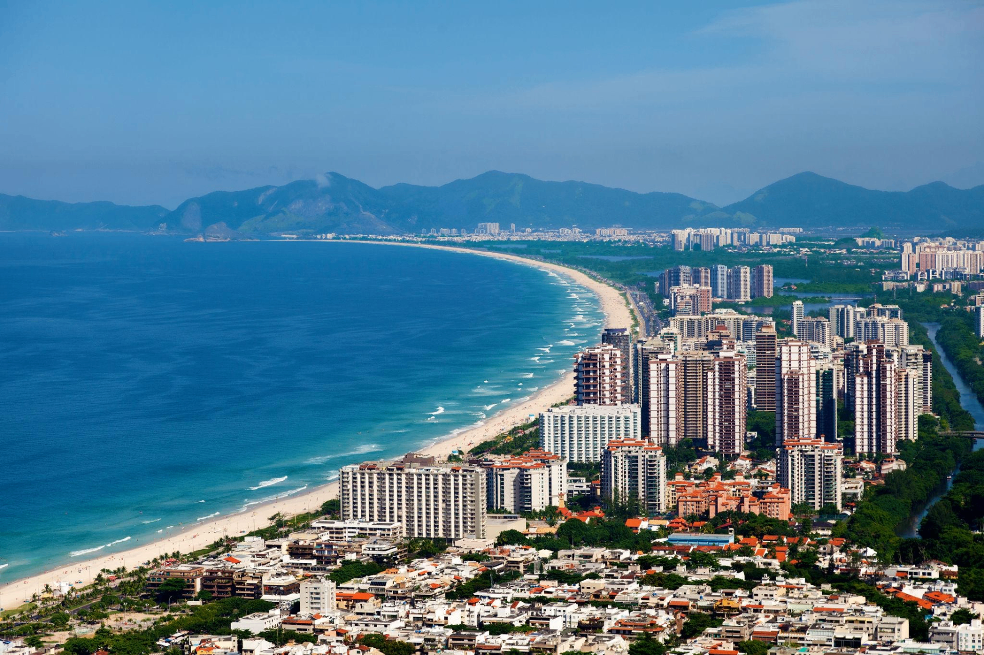 Praia, mata atlântica e ilhas — paisagem natural preservada próxima à Região da Reserva