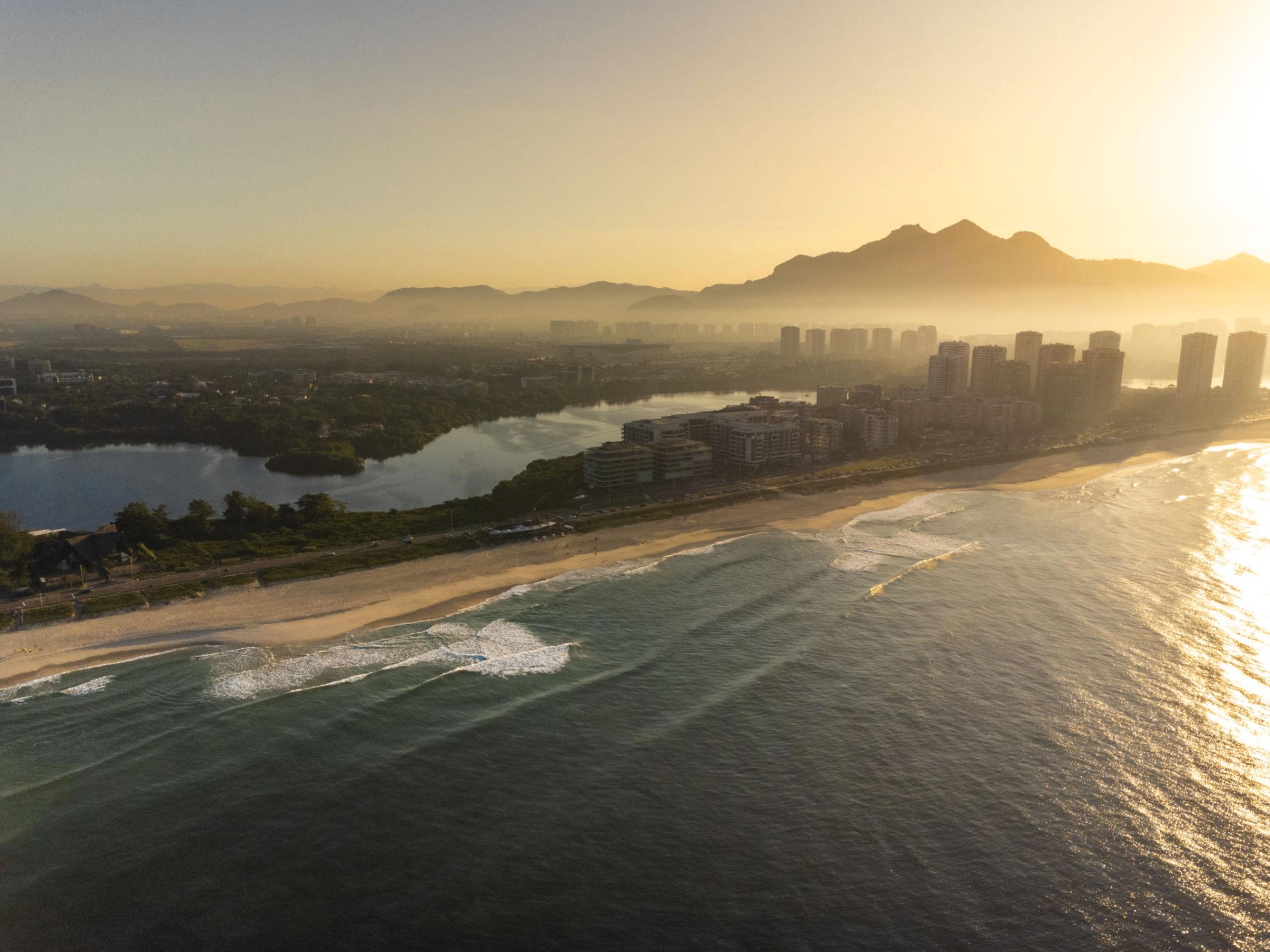 Vista aérea da Região da Reserva: Lagoa de Marapendi, Praia da Reserva e Barra da Tijuca